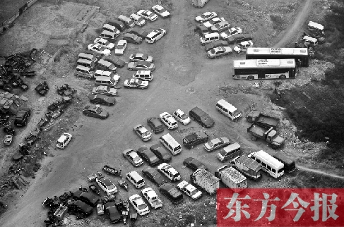 鄭州市一違章車輛處理停車場中包含一些報(bào)廢車輛