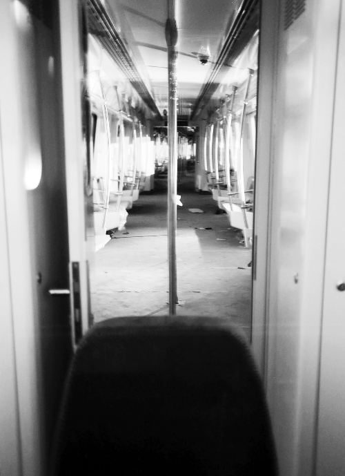 透過擋風(fēng)玻璃，依稀能看到車廂內(nèi)的樣子