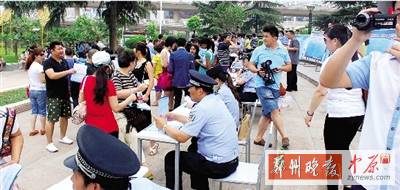 昨天上午，警方在紫荊山廣場(chǎng)進(jìn)行了大規(guī)模的宣傳活動(dòng)。警方供圖