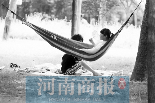 天又熱了起來(lái)，外出游玩，記得防曬哦 記者 趙卓/攝　