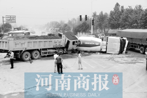 事故現(xiàn)場的附近居民稱，路口的紅綠燈從來沒亮過