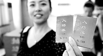 本報記者抽出的兩名消費(fèi)者代表。