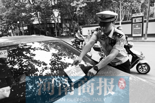 有了這張挪車(chē)卡，不會(huì)泄露隱私，別人又能方便地聯(lián)系上自己記者 邱曉峰/攝