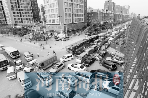 路口四個(gè)方向直行、左轉(zhuǎn)交織，車輛相互抵頭，無(wú)法正常通行