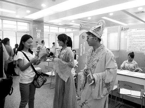 招聘會(huì)上，企業(yè)玩起行為藝術(shù)。