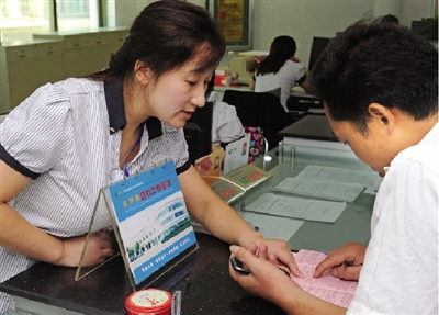 一位男士在金水區(qū)房管局辦事窗口詢問公租房申請(qǐng)手續(xù)如何辦理。