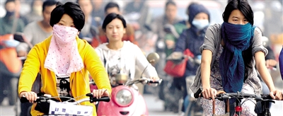 10月8日，鄭州市民遮擋口鼻騎行。 新華社發(fā)