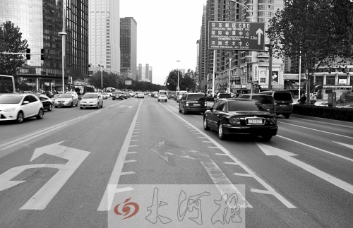 這條畫有多條短斜線的車道就是可變車道，視車流量大小而定，直行車輛多時(shí)它是一個(gè)直行車道，左轉(zhuǎn)車輛多時(shí)它