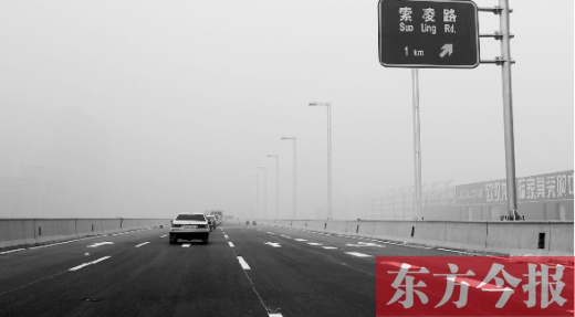 昨天上午，東方今報(bào)記者跟隨鄭州市交巡警部門，提前探路已具備通車條件的鄭州市三環(huán)快速路