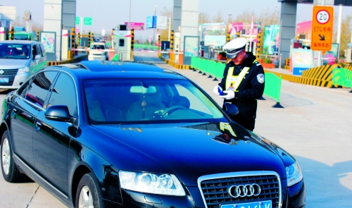 高速交警對一輛超速車進(jìn)行現(xiàn)場處罰 高速交警對一輛超速車進(jìn)行現(xiàn)場處罰