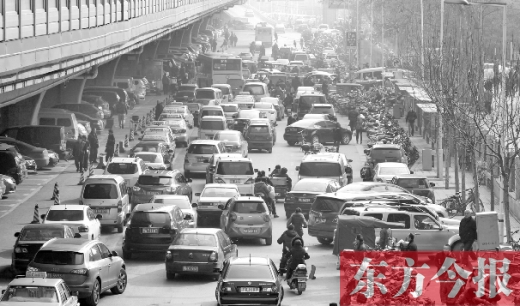 鄭大一附院北門的馬路被非機動車占去一條車道，這里也極易造成交通擁堵