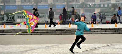 昨日,省會天氣晴好,春意盎然。上午,在綠城廣場,一個小女孩在快樂地放風箏。