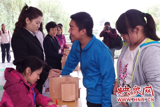 考生本人抽簽決定座號。