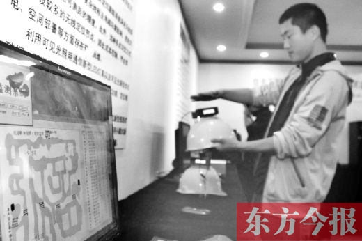 可見光通信技術(shù)應用展示會上，參觀者體驗新技術(shù)在采礦工具上的應用