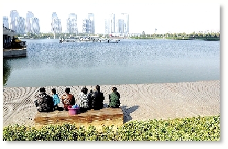 昨天中午，如意湖畔，在這樣的天氣曬太陽是一種享受。 記者 馬健 圖