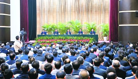 昨日，全市領(lǐng)導干部大會在渝州賓館舉行。 重慶日報圖