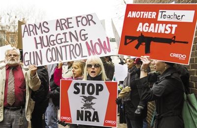 12月17日，華盛頓，示威者來到美國“全國槍支協(xié)會”在國會的說客辦公室表達控制槍支的訴求。