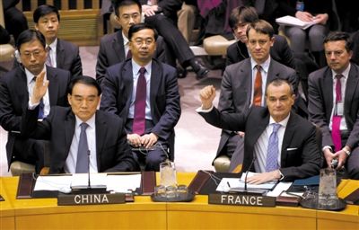 1月22日，紐約，中國常駐聯(lián)合國代表李保東舉手贊成通過對朝鮮制裁決議。