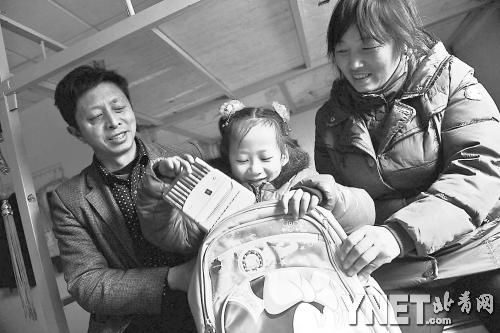 這是范勇一家在北京過得第二個(gè)春節(jié)，小女兒給記者展示習(xí)總書記送的書。