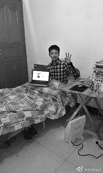 張洪銘在微博上發(fā)了張照片。照片顯示，他居住的屋子主要有一床一桌，寒冬里以電暖器取暖。