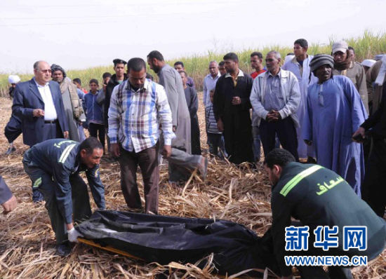 2月26日，在埃及旅游城市盧克索附近，急救人員在熱氣球事故現(xiàn)場搬運遇難者遺體。 新華社發(fā)