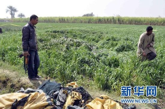 2月26日，在埃及旅游城市盧克索附近，當?shù)匕踩藛T在發(fā)生熱氣球爆炸事故的現(xiàn)場查看。
