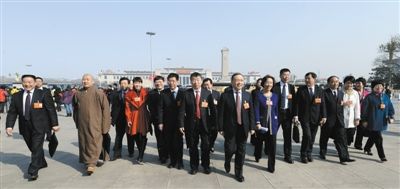 昨日，中國(guó)人民政治協(xié)商會(huì)議第十二屆全國(guó)委員會(huì)第一次會(huì)議在北京人民大會(huì)堂開幕。這是全國(guó)政協(xié)委員走向人民大會(huì)堂。新華社記者 陳樹根 攝