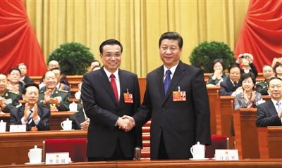 昨日，人大會議投票表決，決定李克強(qiáng)為國務(wù)院總理后，習(xí)近平和李克強(qiáng)親切握手。 新華社記者 蘭紅光 攝