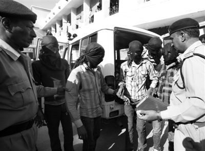 3月18日，印度中央邦，涉嫌輪奸瑞士女游客的男子被押往法庭。據(jù)悉，6名男子均面臨搶劫指控，其中4人面臨強奸指控。