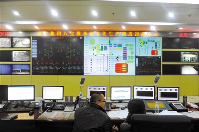 前日，八寶煤業(yè)公司，大家監(jiān)控井內(nèi)狀況。新華社 張楠 攝