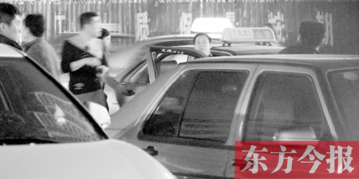 記者夜探鄭州汽車南站 出租車隨意漲價靠打架搶地盤 記者夜探鄭州汽車南站 出租車隨意漲價靠打架搶地盤