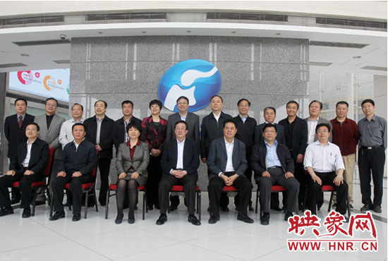 郭庚茂等省領(lǐng)導(dǎo)與省廣電局、河南電視臺的同志們合影