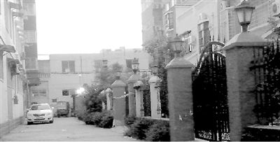 拉警戒線的地方就是高家居住的15號樓。高天峰居住在榮華小區(qū)一棟復(fù)式二層樓，三戶人家各有獨(dú)院。榮華小區(qū)一名業(yè)主供圖