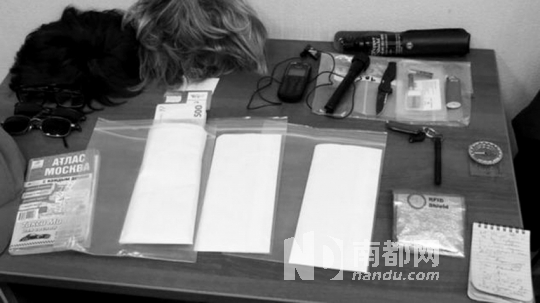 在福格爾身上發(fā)現(xiàn)的技術(shù)裝備和易容用具。