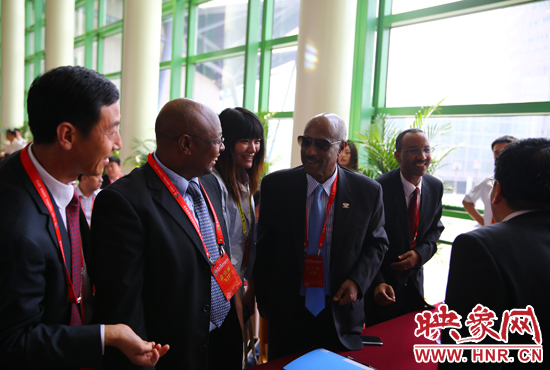 埃塞俄比亞駐華大使塞尤姆·梅斯芬在簽約會(huì)現(xiàn)場(chǎng) 埃塞俄比亞駐華大使塞尤姆·梅斯芬在簽約會(huì)現(xiàn)場(chǎng)