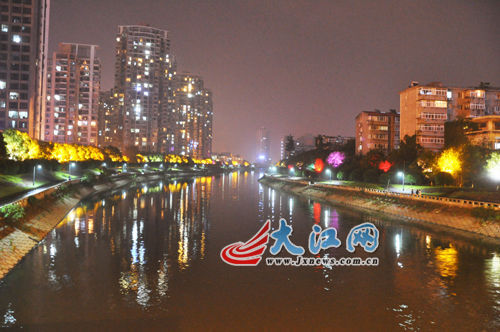 夜幕下的玉帶河，風(fēng)景很好，但是臭氣熏天。