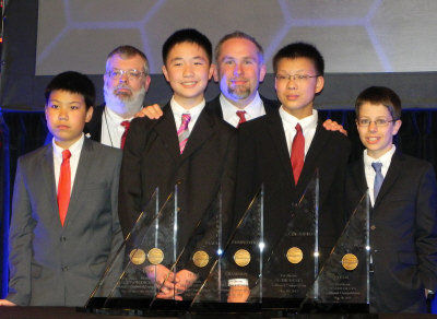 孫嘯秋(右二)與獲得團(tuán)體組冠軍的隊(duì)友任昊淼(前左一)、林浩然(前左二)、Matthew Lipman