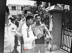 吳強(qiáng)指認(rèn)現(xiàn)場(翻拍),他是高胖雇用的殺手之一。