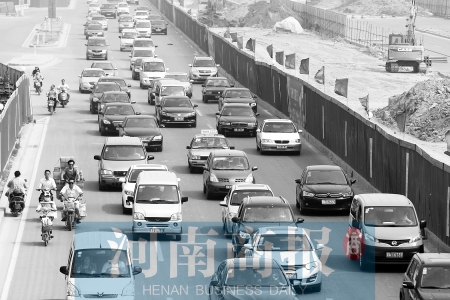 因施工封路，中州大道上的車輛行駛緩慢 王春勝/攝