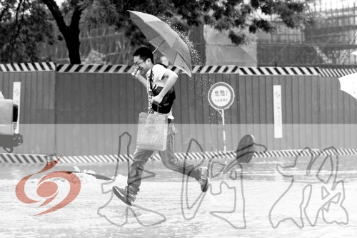 鄭州經(jīng)三路與北環(huán)交叉口處，積水較深，行人們不得不“練輕功”。 記者 白周峰 攝影