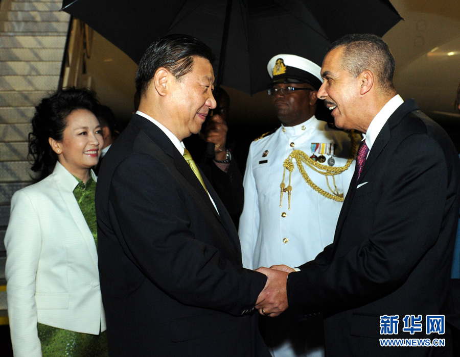 特立尼達和多巴哥總統(tǒng)卡莫納夫婦、總理比塞薩爾等到機場迎接習近平和夫人彭麗媛。饒愛民 攝