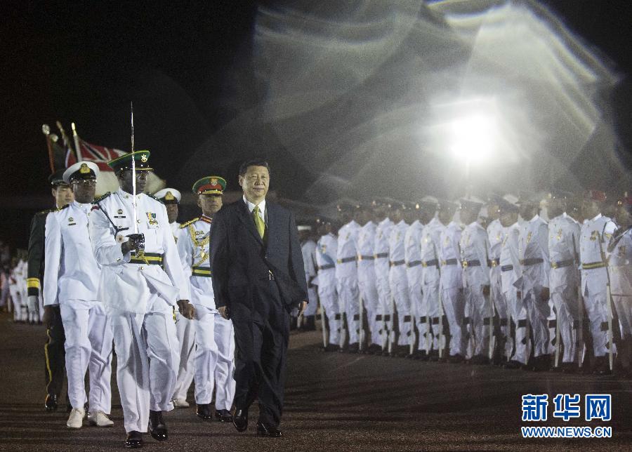 這是習近平主席檢閱儀仗隊。 蘭紅光 攝