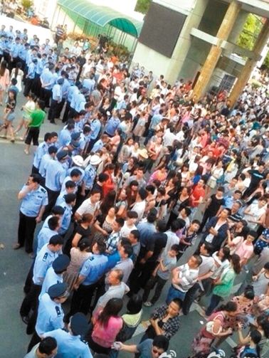 　考生家長圍堵在考點門口。 網(wǎng)絡(luò)截圖