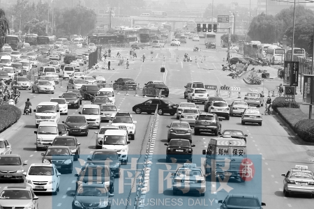 花園路封道施工，通行不暢 王春勝/攝