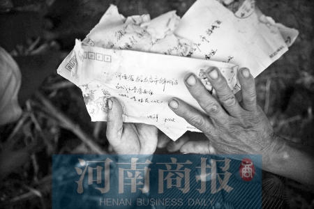 兒子寫來的每一封信，母親都小心翼翼地保管著