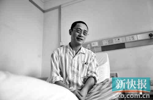 在病床上,趙海濱看起來比原先照片里消瘦了很多,雖然戴著一副近視眼鏡,卻掩飾不住鏡框后面發(fā)黑的眼圈。新快報(bào)記者孫毅/攝