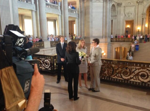 同性伴侶斯蒂爾和克里斯汀在舊金山市政廳舉行婚禮，這是自2008年加州8號提案通過以來，加州的首場同性婚禮。