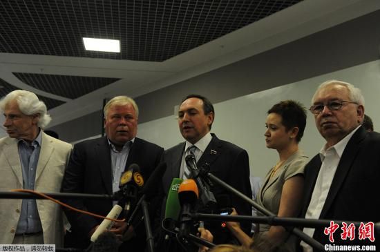 據(jù)外媒報(bào)道，美國(guó)“棱鏡”監(jiān)控計(jì)劃泄密者愛德華·斯諾登于莫斯科時(shí)間7月12日在莫斯科謝列梅捷沃機(jī)場(chǎng)與多家人權(quán)機(jī)構(gòu)代表人士舉行會(huì)談。圖為參加會(huì)談的人權(quán)代表接受媒體采訪。