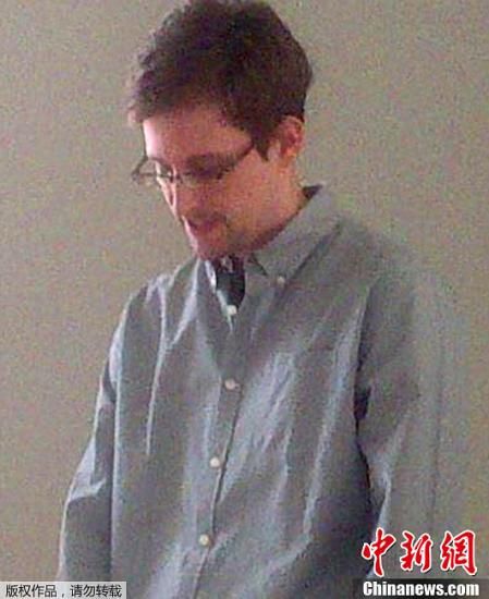 據(jù)外媒報(bào)道，美國(guó)“棱鏡”監(jiān)控計(jì)劃泄密者愛德華·斯諾登于莫斯科時(shí)間7月12日在莫斯科謝列梅捷沃機(jī)場(chǎng)與多