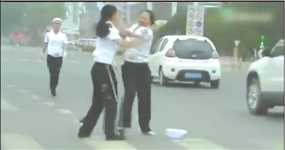 兩名“女交警”馬路中央廝打。圖/東方IC 兩名“女交警”馬路中央廝打。圖/東方IC